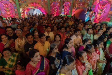 Howrah, Batı Bengal, Hindistan 3 Ekim 2022 'de Durga Puja Pandalı' nın içinde tanrıça Durga 'ya dua eden ve ona tapan Hindu dindarlar. Durga puja soyut, soyut bir kültür mirası..