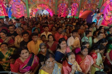 Howrah, Batı Bengal, Hindistan 3 Ekim 2022 'de Durga Puja Pandalı' nın içinde tanrıça Durga 'ya dua eden ve ona tapan Hindu dindarlar. Durga puja soyut, soyut bir kültür mirası..