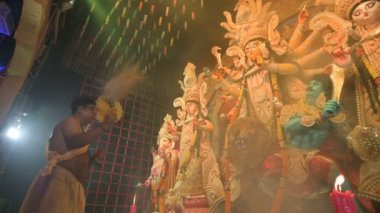 Howrah, Batı Bengal, Hindistan - 3 Ekim 2022: Hindu purohit tanrıça Durga 'ya tapıyor. Gece Ashtami puja aarati. Durga puja soyut, soyut bir kültür mirası..