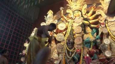 Howrah, Batı Bengal, Hindistan - 3 Ekim 2022: Hindu Purohit Tanrıça Durga 'ya büyük bir yelpazeyle tapıyor. Gece Ashtami puja aarati. Durga puja soyut, soyut bir kültür mirası..