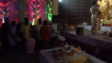 Howrah, Batı Bengal, Hindistan - 3 Ekim 2022: Dhaakis vog yaparken dhaaks oynuyor, kutsal yemek örtünün arkasında Tanrıça Durga 'ya sunuluyor. Kutsal Durga Puja ritüeli. Hinduizm 'in en büyük festivali.