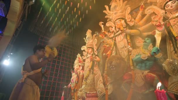 Howrah Västbengalen Indien Oktober 2022 Hindu Purohit Dyrkar Gudinnan Durga — Stockvideo