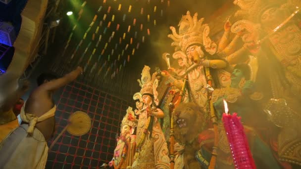ウェストベンガル インド 2022年10月3日 ドゥルガ女神を崇拝するヒンドゥー教のピューリット アシュタミ パジャ アナラティ 夜のパンダの中でヒンドゥー教の儀式フェスティバル — ストック動画