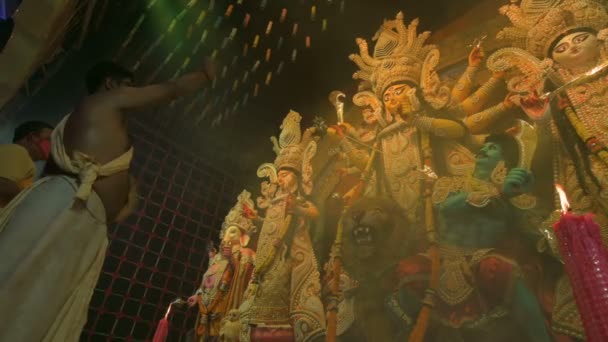 ウェストベンガル インド 2022年10月3日 ドゥルガ女神を崇拝するヒンドゥー教のピューリット アシュタミ パジャ アナラティ 夜のパンダの中でヒンドゥー教の儀式フェスティバル — ストック動画