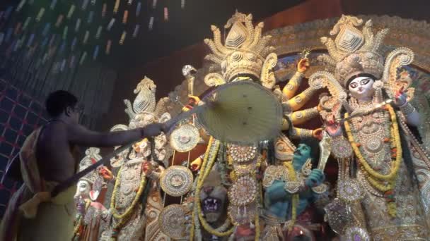 ハウラー 西ベンガル インド 2022年10月3日 ヒンドゥー教のピューリットがデュルガ女神を崇拝し 大きな手でファンを持っていました 夜のアシュタミ パジャ アララティ デュルガ — ストック動画
