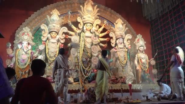 ウェストベンガル インド ハウラー2022年10月3日 ダラキスはヴォーガを演奏しながら 聖なる食べ物はカバーの後ろに女神デュルガに提供されています 聖なるデュルガ プジャの儀式 ヒンドゥー教最大の祭り — ストック動画