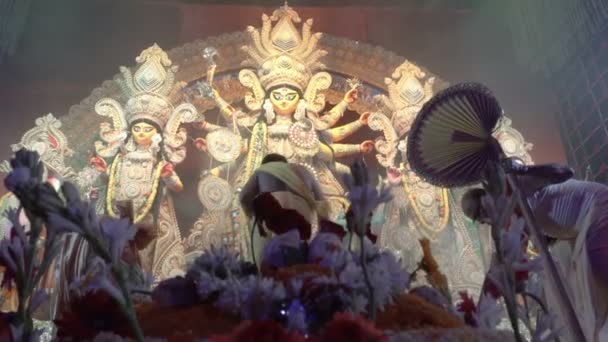 インド西ベンガル ハウラー2022年10月3日 ヒンドゥー教の司祭は女神のための聖なる食べ物であるヴォグと女神デュルガを崇拝しています 聖なるデュルガ プジャの儀式 ヒンドゥー教最大の祭り — ストック動画