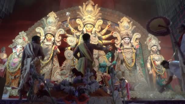 ハウラー 西ベンガル州 インド 2022年10月3日 ヒンズー教の聖職者は パンチャプラプとシャモアで女神ドゥルガを崇拝しています アシュタミの法会 アーラティ 神聖なドゥルガの儀式 ヒンズー教の祭り — ストック動画