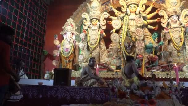 ウェストベンガル インド 2022年10月3日 女神のための聖なる食べ物ヴォグと女神デュルガを崇拝するために準備するヒンドゥー教の司祭 聖なるデュルガ プジャの儀式 ヒンドゥー教最大の祭り — ストック動画