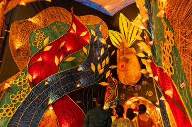 Howrah, Batı Bengal, Hindistan - 3 Ekim 2022: Durga Puja pandalını ziyaret edenler. Durga Puja, tüm dünyada kutlanan en büyük Hinduizm festivali. Renkli soyut temalı puja.