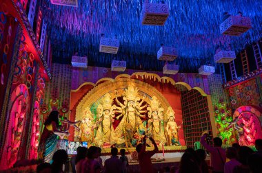 Howrah, Batı Bengal, Hindistan - 3 Ekim 2022: Güzel dekore edilmiş Durga Puja pandalını ziyaret edenler. Durga putuna içeride tapılıyor. Durga Puja Hinduizm 'in en büyük festivali.