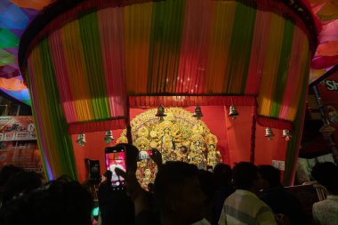 Kolkata, Batı Bengal, Hindistan - 4 Ekim 2022: Aydınlanmış ve süslenmiş Durga Puja pandalını ziyaret edenler. Durga Puja Hinduizm 'in en büyük festivali. Bu Unesco 'nun soyut kültürel mirası..