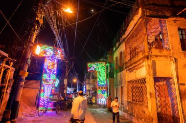 Howrah, Batı Bengal, Hindistan - 3 Ekim 2022: Durga puja festivali gecesi sokak süslendi ve aydınlatıldı. Durga puja, tüm Bengal 'de kutlanan en büyük Hinduim festivali..