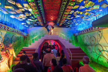 Howrah, Batı Bengal, Hindistan - 3 Ekim 2022: Aydınlanmış ve süslenmiş Durga Puja pandalını ziyaret edenler. Durga Puja Hinduizm 'in en büyük festivali. Bu Unesco 'nun soyut kültürel mirası..