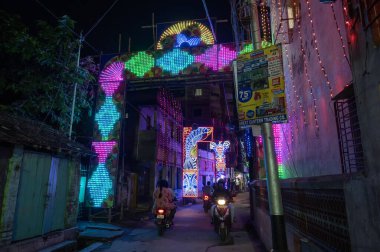 Howrah, Batı Bengal, Hindistan - 3 Ekim 2022: Durga puja festivali gecesi sokak süslendi ve aydınlatıldı. Durga puja, tüm Bengal 'de kutlanan en büyük Hinduim festivali..