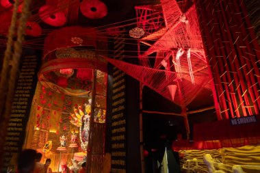 Howrah, Batı Bengal, Hindistan - 3 Ekim 2022: Puja pandalının içinde güzel dekore edilmiş Durga putuna tapılıyor. Durga Puja, tüm dünyada kutlanan en büyük Hinduizm festivali..