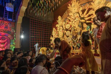 Howrah, Batı Bengal, Hindistan - 4 Ekim 2022: Hindu Purohit çizimi tilok, bahşiş - Durga puja 'da erkek müridin alnında hayırlı bir nokta, unesco soyut kültürel miras.