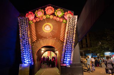 Howrah, Batı Bengal, Hindistan - 3 Ekim 2022: Durga Puja pandalını ziyaret edenler. Durga Puja Hinduizm 'in en büyük festivali. Bu Unesco 'nun soyut kültürel mirası..