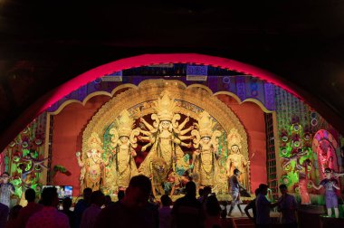 Howrah, Batı Bengal, Hindistan - 3 Ekim 2022: Durga Puja pandalını ziyaret edenler. Durga Puja Hinduizm 'in en büyük festivali. Bu Unesco 'nun soyut kültürel mirası..