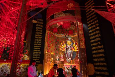 Howrah, Batı Bengal, Hindistan - 3 Ekim 2022: Puja pandalının içinde güzel dekore edilmiş Durga putuna tapılıyor. Durga Puja, tüm dünyada kutlanan en büyük Hinduizm festivali..