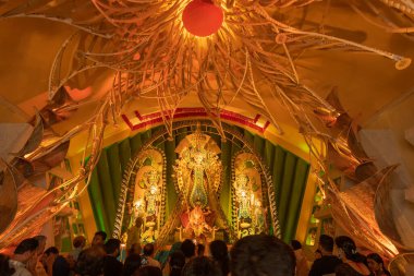 Kolkata, Batı Bengal, Hindistan - 4 Ekim 2022: Aydınlanmış ve süslenmiş Durga Puja pandalını ziyaret edenler. Durga Puja Hinduizm 'in en büyük festivali. Bu Unesco 'nun soyut kültürel mirası..