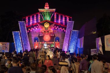 Howrah, Batı Bengal, Hindistan - 3 Ekim 2022: Takipçiler güzel dekore edilmiş Durga Puja pandalını ziyaret ettikleri için sıraya girdiler. Durga Puja Hinduizm 'in en büyük festivali. Bu Unesco 'nun soyut kültürel mirası..