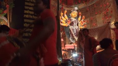 Howrah, Batı Bengal, Hindistan - 2 Ekim 2022: Dhaakis vog yaparken dhaaks oynuyor, kutsal yemek örtünün arkasında Tanrıça Durga 'ya sunuluyor. Kutsal Durga Puja ritüeli. Hinduizm 'in en büyük festivali.