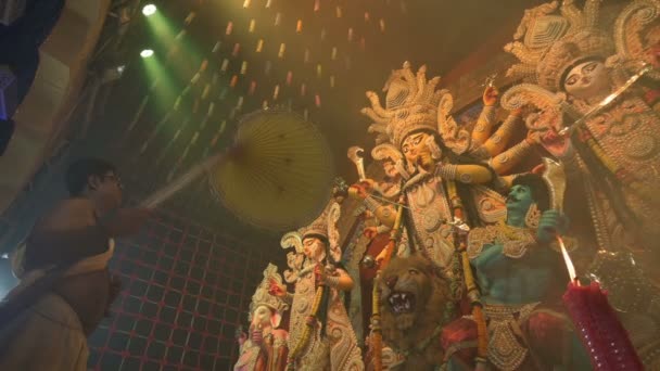 Howrah Västbengalen Indien Oktober 2022 Hindu Priest Tillbedjande Gudinnan Durga — Stockvideo