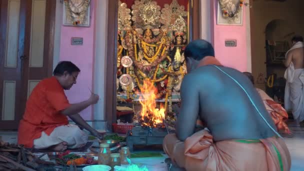 ウェストベンガル インド 2022年10月2日 ヒンドゥー教のピューリットは アシュタミ アナラティのために女神デュルガを崇拝するためにヤハナの火を起こします ヒンドゥー教の神聖なデュルガ プジャの儀式祭典 ヒンドゥー教の祭り — ストック動画