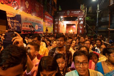 Kolkata, Batı Bengal, Hindistan - 4 Ekim 2022: Hindu fanatikler, Durga puja festivali gecesi pandalını ziyaret etmek için süslü ve aydınlık caddelerde bir araya geldiler. Durga puja, Hinduim 'in en büyük festivali..