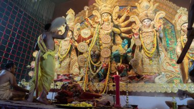 Howrah, Batı Bengal, Hindistan - 5 Ekim 2022: Hindu Rahip 'in tanrıça Durga' ya tapması, sinek çırpma fanı. Gece Ashtami puja aarati. Durga puja soyut, soyut bir kültür mirası..