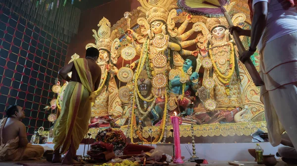 Howrah, Batı Bengal, Hindistan - 5 Ekim 2022: Hindu Rahip 'in tanrıça Durga' ya tapması, sinek çırpma fanı. Gece Ashtami puja aarati. Durga puja soyut, soyut bir kültür mirası..