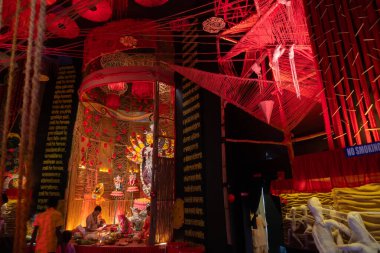 Howrah, Batı Bengal, Hindistan - 3 Ekim 2022: Puja pandalının içinde güzel dekore edilmiş Durga putuna tapılıyor. Durga Puja, tüm dünyada kutlanan en büyük Hinduizm festivali..