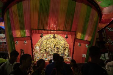 Kolkata, Batı Bengal, Hindistan - 4 Ekim 2022: Aydınlanmış ve süslenmiş Durga Puja pandalını ziyaret edenler. Durga Puja Hinduizm 'in en büyük festivali. Bu Unesco 'nun soyut kültürel mirası..