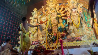 Howrah, Batı Bengal, Hindistan - 5 Ekim 2022: Hindu Rahip 'in tanrıça Durga' ya tapması, sinek çırpma fanı. Gece Ashtami puja aarati. Durga puja soyut, soyut bir kültür mirası..