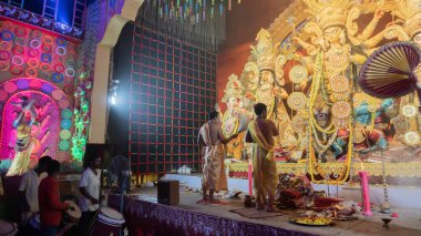 Howrah, Batı Bengal, Hindistan - 5 Ekim 2022: Puja pandalının içinde güzel dekore edilmiş Durga putuna tapılıyor. Durga Puja, tüm dünyada kutlanan en büyük Hinduizm festivali..