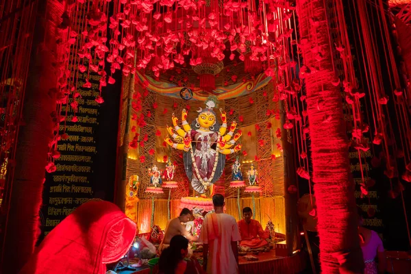 Howrah, Batı Bengal, Hindistan - 3 Ekim 2022: Puja pandalının içinde güzel dekore edilmiş Durga putuna tapılıyor. Durga Puja, tüm dünyada kutlanan en büyük Hinduizm festivali..