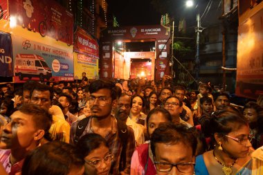 Kolkata, Batı Bengal, Hindistan - 4 Ekim 2022: Hindu fanatikler, Durga puja festivali gecesi pandalını ziyaret etmek için süslü ve aydınlık caddelerde bir araya geldiler. Durga puja, Hinduim 'in en büyük festivali..