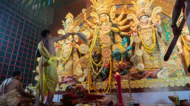 Howrah, Batı Bengal, Hindistan - 5 Ekim 2022: Hindu Rahip 'in tanrıça Durga' ya tapması, sinek çırpma fanı. Gece Ashtami puja aarati. Durga puja soyut, soyut bir kültür mirası..