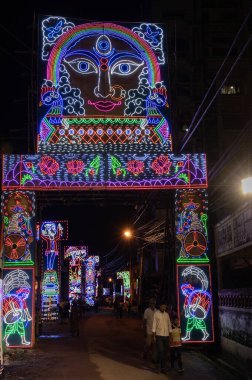 Howrah, Batı Bengal, Hindistan - 3 Ekim 2022: Durga puja festivali gecesi sokak süslendi ve aydınlatıldı. Durga puja Hinduim 'in en büyük festivali..