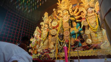 Howrah, Batı Bengal, Hindistan-5 Ekim 2022: Hindu Purohit saygı gösteriyor, dua ediyor ve tanrıça Durga 'ya tapıyor. Puja Pandalı. Durga puja soyut, soyut bir kültür mirası..