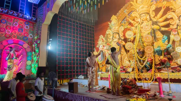 2022年10月5日 インド西ベンガル州ハウラー 美しく装飾されたデュルガアイドルは パジャパンダルの中で崇拝されています Durga Pujaはヒンドゥー教の最大の祭りであり 世界中で祝われています — ストック写真