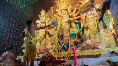 Howrah, Batı Bengal, Hindistan - 5 Ekim 2022: Hindu Rahip 'in tanrıça Durga' ya tapması, sinek çırpma fanı. Gece Ashtami puja aarati. Durga puja soyut, soyut bir kültür mirası..
