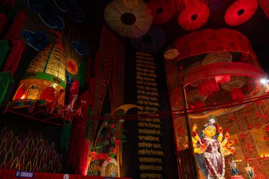 Howrah, Batı Bengal, Hindistan - 3 Ekim 2022: Durga puja pandalının içinde güzel bir aydınlanma ve süsleme, Durga Puja tüm dünyada kutlanan en büyük Hinduizm festivali. Soyut sanat.