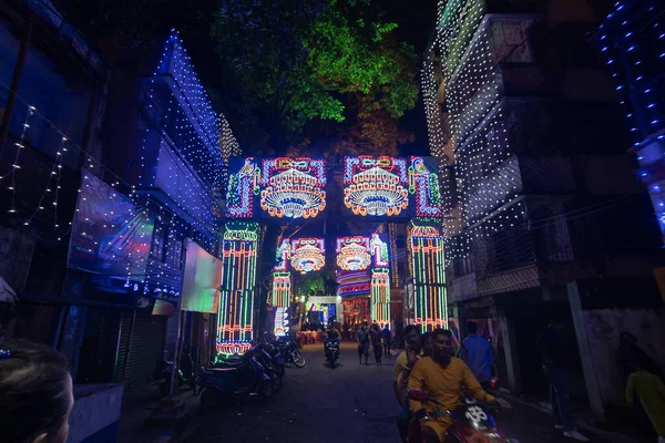 コルカタ 西ベンガル インド 10月 2022 デュルガピャ祭りの夜の間に装飾され 照らされた通り Durga Pujaはヒンドゥーシムの最大の祭りです — ストック写真