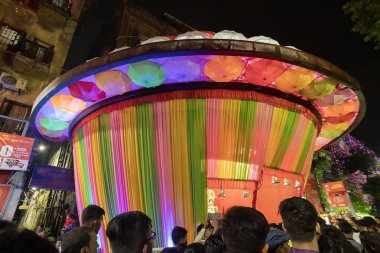 Kolkata, Batı Bengal, Hindistan - 4 Ekim 2022: Aydınlanmış ve süslenmiş Durga Puja pandalını ziyaret edenler. Durga Puja Hinduizm 'in en büyük festivali. Bu Unesco 'nun soyut kültürel mirası..