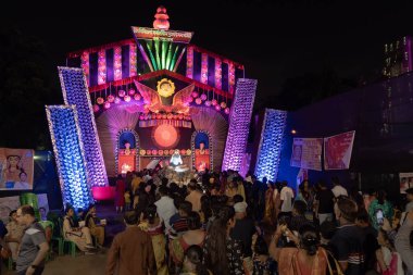 Howrah, Batı Bengal, Hindistan - 3 Ekim 2022: Takipçiler güzel dekore edilmiş Durga Puja pandalını ziyaret ettikleri için sıraya girdiler. Durga Puja Hinduizm 'in en büyük festivali. Bu Unesco 'nun soyut kültürel mirası..