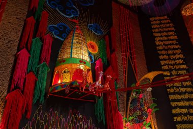 Howrah, Batı Bengal, Hindistan - 3 Ekim 2022: Durga puja pandalının içinde güzel bir aydınlanma ve süsleme, Durga Puja tüm dünyada kutlanan en büyük Hinduizm festivali. Soyut sanat.