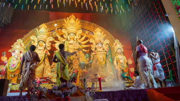 ハウラー 西ベンガル インド 2022年10月5日 ヒンドゥー教のピューリッツォは ヴォーグを提供しています 女神デュルガのための神聖な甘い食べ物ながら 聖なる煙で覆われたDurga Pujaパンダルの中に彼女を崇拝 — ストック写真
