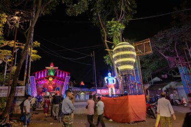 Howrah, Batı Bengal, Hindistan - 3 Ekim 2022: Durga Puja pandalını ziyaret edenler. Durga Puja Hinduizm 'in en büyük festivali. Bu Unesco 'nun soyut kültürel mirası..